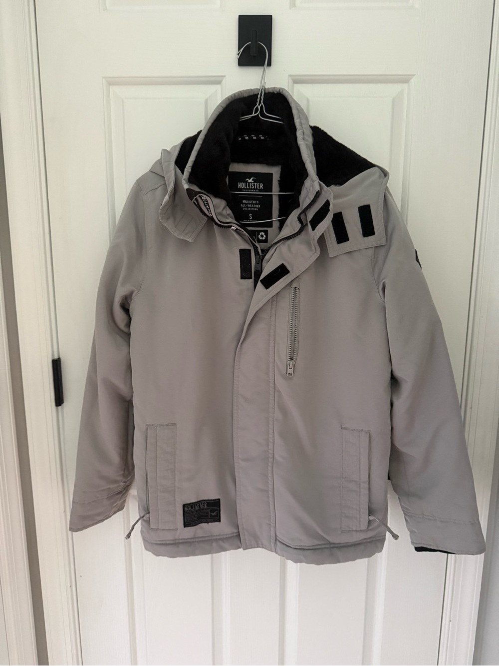 Hollister Men's Light Gray Hooded Puffer Jacket